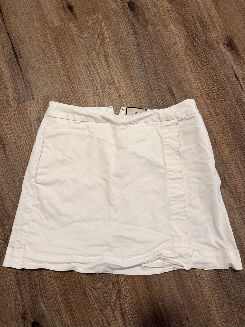 Women’s Tuckernuck white scallop mini skirt size 4